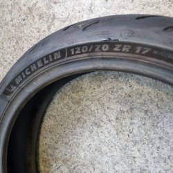 120 70 R17 Michelin Power GP 2ct. 50.20г. Сост. Нов.на фото остатки трека,снимается