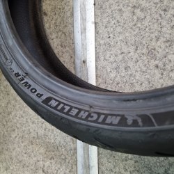 120 70 R17 Michelin Power GP 2ct. 50.20г. Сост. Нов.на фото остатки трека,снимается