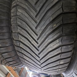 Пара шин 225 50 R18 MICHELIN Cross climate suv 19г. Остаток 90% Пара шин 225 50 R18 MICHELIN Cross climate suv 19г. Остаток 90%