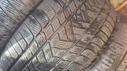 Комплект шин 295 40 R21 Pirelli Scorpion winter остаток75% 6мм. В одной шине латка бок