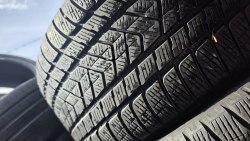 Комплект шин 295 40 R21 Pirelli Scorpion winter остаток75% 6мм. В одной шине латка бок