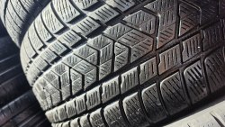 Комплект шин 295 40 R21 Pirelli Scorpion winter остаток75% 6мм. В одной шине латка бок