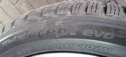 Пара шин 245 45 r19 Hankook Winter i cept evo 3 22-23г. Остаток 99% +космет. Борт