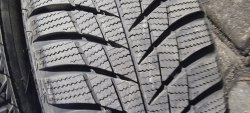 Пара шин 215 65 r17 Bridgestone Blizzak lm 001 8.2мм остаток 95% 18г