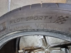 Пара шин255 40 r19 Michelin Pilot sport 4 100Y/100w4820г.6мм 95%остаток прок.,4мм 23г,75%остаток.латочка
