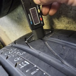 Комплект шин 275 45 R20 Bridgestone Dueler H/P sport NO 22г. Остаток 5.7мм зад 305 40 R20 5.5мм 90%остаток