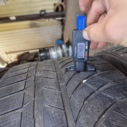 Комплект шин 245 40 R20 Kumho Winter Craft wp72 20г 6.5мм. Зад 275 35 R20 4мм