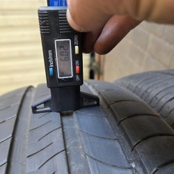 Комплект шин 205 60 R16 Michelin Energy saver + 19г. Остаток 90% 6-6.5мм