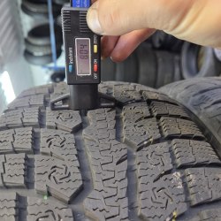 Комплект шин 205 55 R16 Toyo Observe GSI-6 HP 21г. Остаток 7.5-8мм