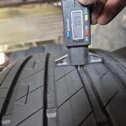 Комплект шин 235 55 r18 Good Year EfficientGrip performance MO 24г. Остаток 6.5-7мм 95% electric drive technology