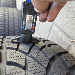 Комплект шин 235 55 R18 Dunlop Sp Winter Sport 3D AO 21г. остаток 95% 7.9- 7.6мм
