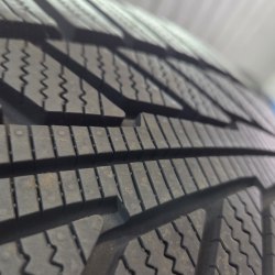 Пара шин 235 35 R20 Hankook ION Icept EV 23г как новая на пупурыхах. Косметика борт