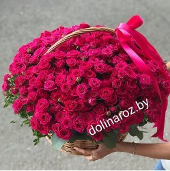 Корзина с цветами "Малиновый праздник" Кустовые розы