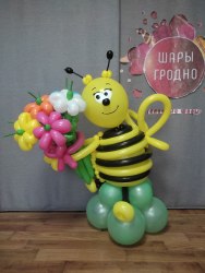 Пчелка из шаров с букетом ромашек