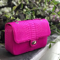 Сумка crossbody из кожи питона MAXI малиновая