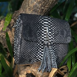 Сумка crossbody с кисточками из натуральной кожи питона черно-белая