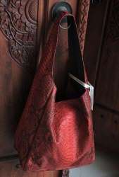 Сумка RIVA из натуральной кожи питона красная с орнаментом