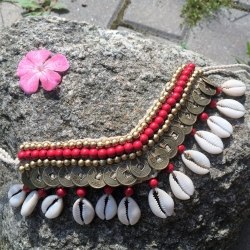 Ожерелье с ракушками и монетками красное