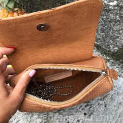 Сумка crossbody с кисточками из натуральной кожи питона бежевая