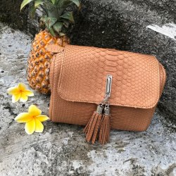 Сумка crossbody с кисточками из натуральной кожи питона бежевая