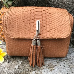 Сумка crossbody с кисточками из натуральной кожи питона бежевая