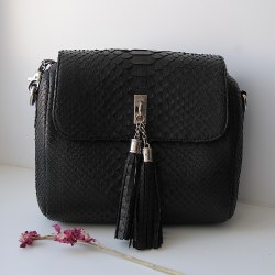 Сумка crossbody с кисточками из натуральной кожи питона черная