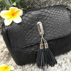 Сумка crossbody с кисточками из натуральной кожи питона черная