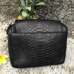 Сумка crossbody с кисточками из натуральной кожи питона черная