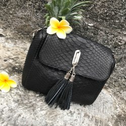 Сумка crossbody с кисточками из натуральной кожи питона черная