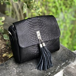 Сумка crossbody с кисточками из натуральной кожи питона черная