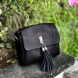 Сумка crossbody с кисточками из натуральной кожи питона черная