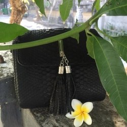 Сумка crossbody с кисточками из натуральной кожи питона черная