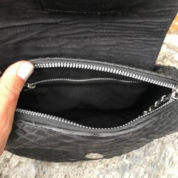 Сумка crossbody с кисточками из натуральной кожи питона черная