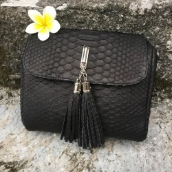 Сумка crossbody с кисточками из натуральной кожи питона черная