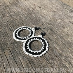Серьги-кольца с бисером черно-белые