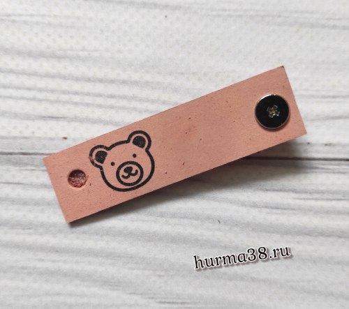 Кожаная бирка с кнопкой «Мишка» 1,6х6см цвет светло-розовый