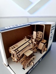 Сборная модель мини-трактора "Беларус-152" 74 детали