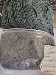 Пряжа в пасме. Цвет 037 темно зеленый, бутылочный 280 гр. Упаковки немного отличаются по граммам и метражу. Карачай 100% ПАН-волокно шерстяного типа, моток 280 гр. длина в мотке 490 м.