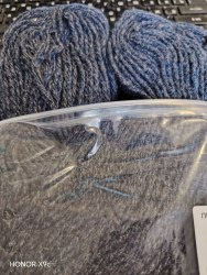 Пряжа в пасме. Цвет 040 темный джинс, 285 гр. Упаковки немного отличаются по граммам и метражу. Карачай 100% ПАН-волокно шерстяного типа, моток 285 гр. длина в мотке 499 м.