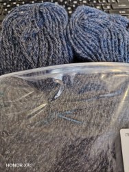 Пряжа в пасме. Цвет 040 темный джинс, 280 гр. Упаковки немного отличаются по граммам и метражу. Карачай 100% ПАН-волокно шерстяного типа, моток 280 гр. длина в мотке 490 м.