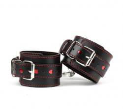 Кожаные широкие чёрные наручники с красными сердечками / арт. 21021-52