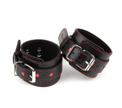 Кожаные широкие чёрные наручники с красными сердечками / арт. 21021-52