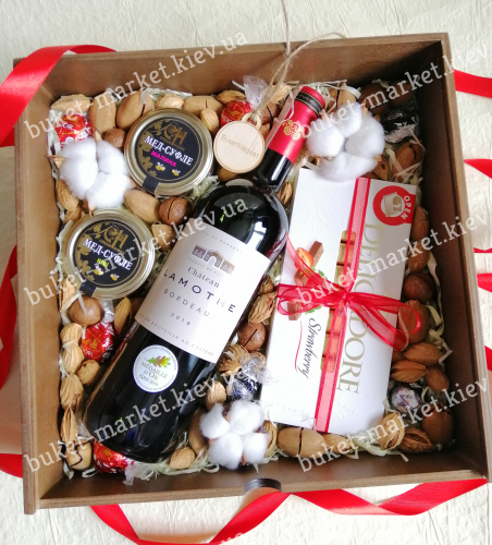 Подарочный набор женщине с орехами, медом и шоколадом №516