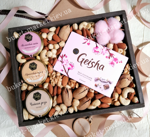 Подарок девушке с орехами, конфетами и медом (ящик без крышки) №332