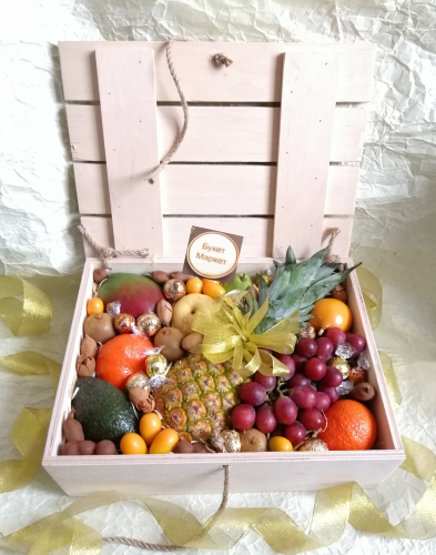 Подарунковий набір із фруктів та солодощів / Подарочный набор из фруктов, конфет и орехов №560