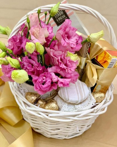 Жіночий кошик з квітами, цукерками та чаєм №239