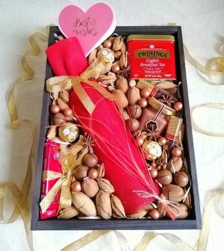 Жіночий подарунковий набір з вином, шоколадом та горіхами №269