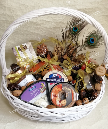 Жіночий подарунковий кошик з сиром, горіхами, солодощами та чаєм №266
