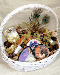 Жіночий подарунковий кошик з сиром, горіхами, солодощами та чаєм №266