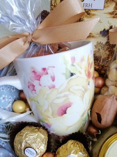 Жіночий подарунковий кошик з кавою, чаєм та горіхами №286